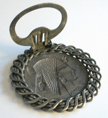 Großer Tuchclip Relief Ägypter versilbert Ø5cm