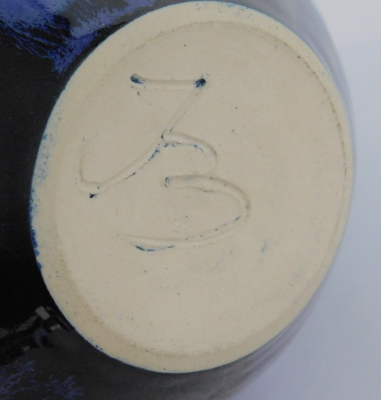 Große Studiokeramik Vase blau-schwarze Laufglasur signiert JB Flaschenform 31cm