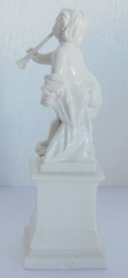 Porzellanfigur Nymphenburg Putto Trompete 636a weiß Wappen farbig Bustelli 16cm