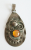 Art Deco Anhänger Silber 800 floral verziert orangefarbener Stein oval 4,7x2,3cm