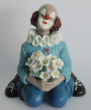 Original Gilde Figur Clown mit Blumenstrauß knieend 13,5cm