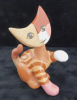 Katze Lea Goebel Rosina Wachtmeister sitzend Pfote hoch 9cm
