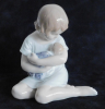 Porzellanfigur Mädchen mit Puppe Royal Copenhagen 1938 Adda Bonfils 12cm
