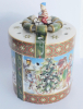 Villeroy & Boch Christmas Toys Windlicht Geschenkpaket Junge auf Schlitten Ø9,5