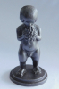 Kleine niedliche Eisenguss Figur nackter Knabe mit Weintrauben 6,6cm